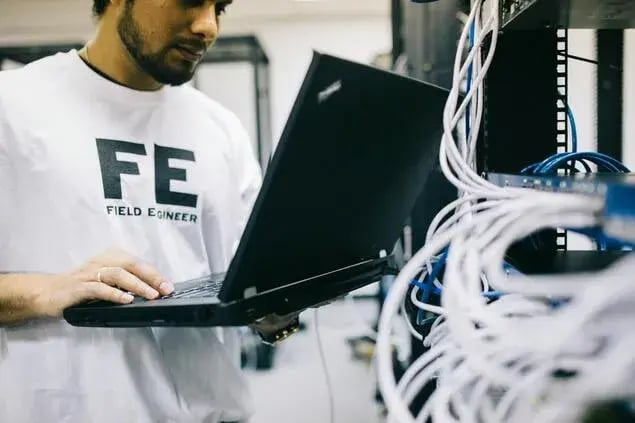 field service engineer in IT running systems diagnostics