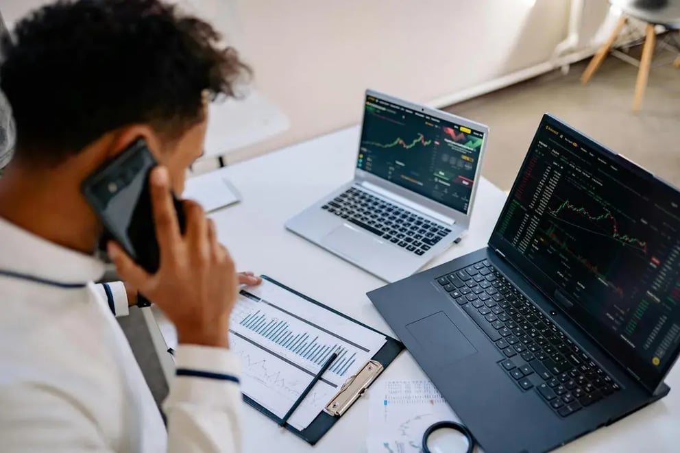 https://elogii.com/hubfs/field-service-crm.webp