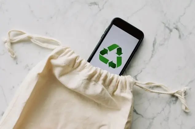 sustainable-bag-and-logo-on-the-phone